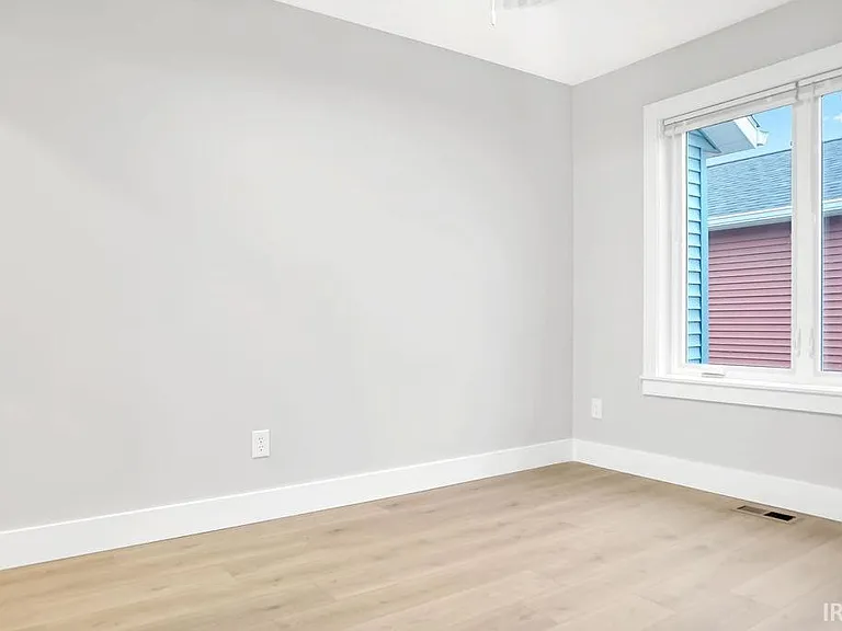 1112 N Woodburn Ave — Photo 19