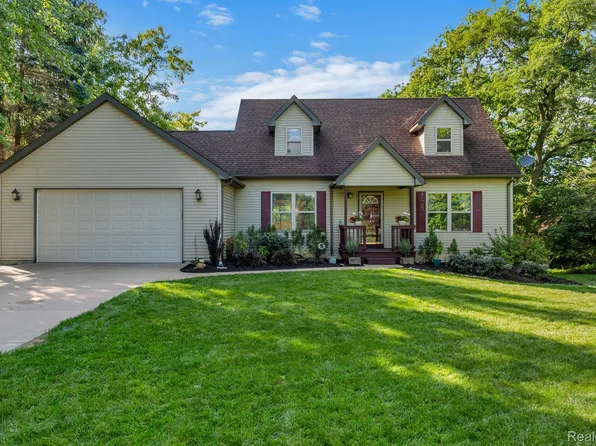 8246 Kimble Dr, Pinckney, MI 48169