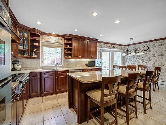 Kitchen w/Breakfast Area 