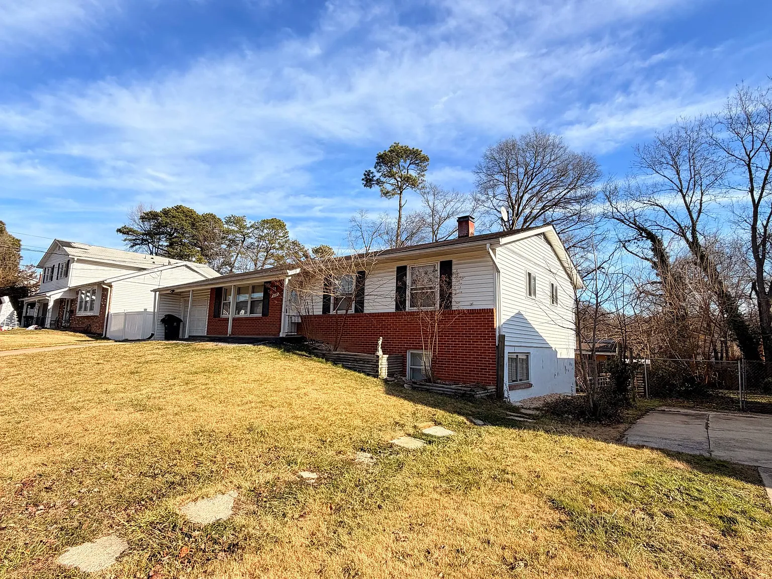 6 bed, 2.5 bath, 1340 sqft, $3,500 — Photo 2