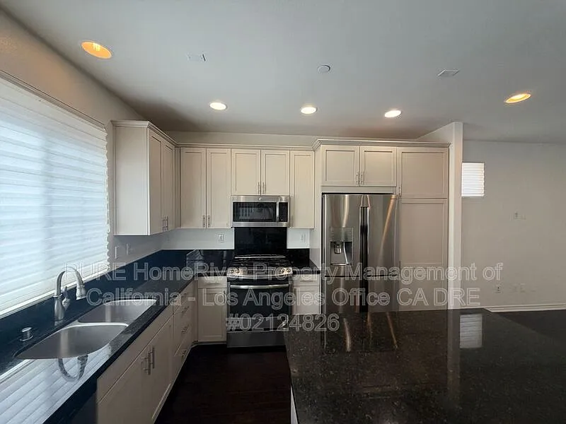5 bed, 3.0 bath, 2058 sqft, $4,495 — Photo 3