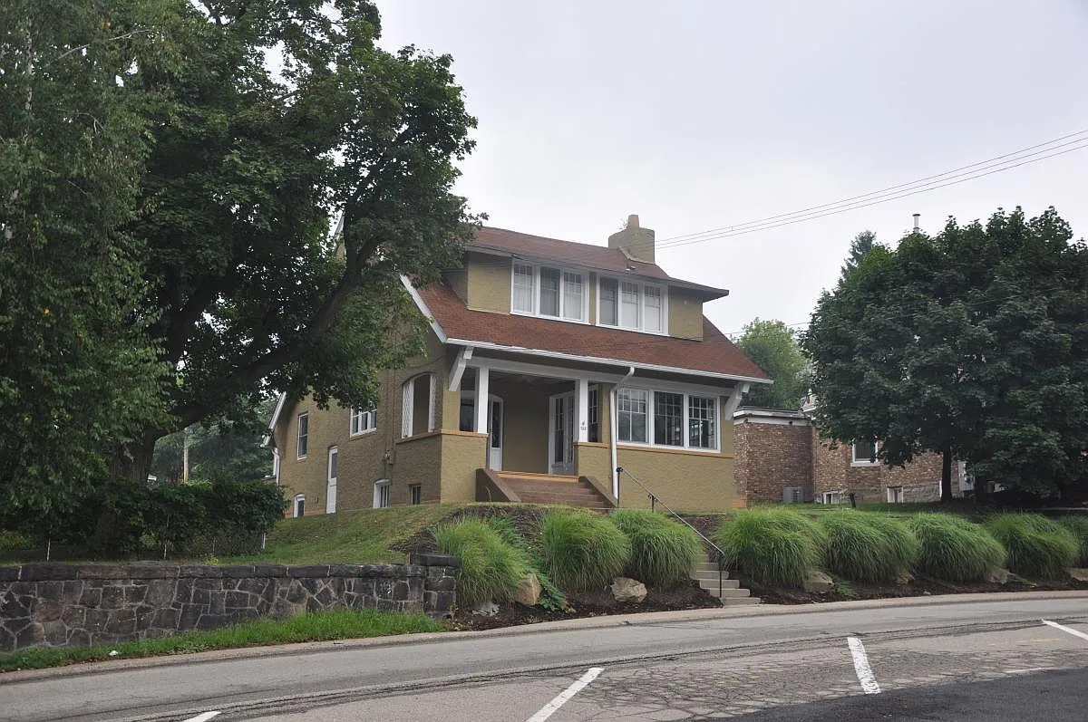 4 bed, 2800 sqft, $2,400 — Photo 1