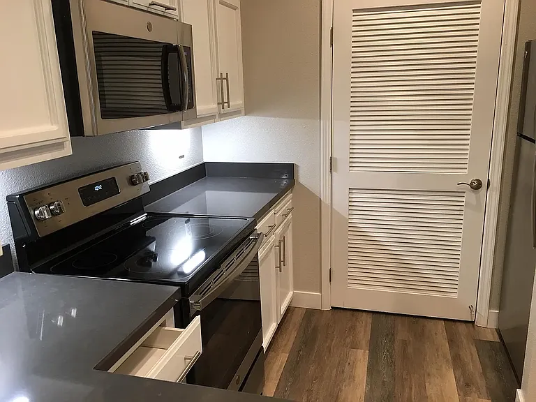 2x2 / 855 sf - Kitchen (door to washer-dryer)