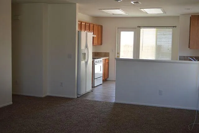 4 bed, $2,100 — Photo 2