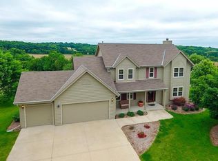 N53W26736 Arrowhead Dr, Pewaukee, WI 53072