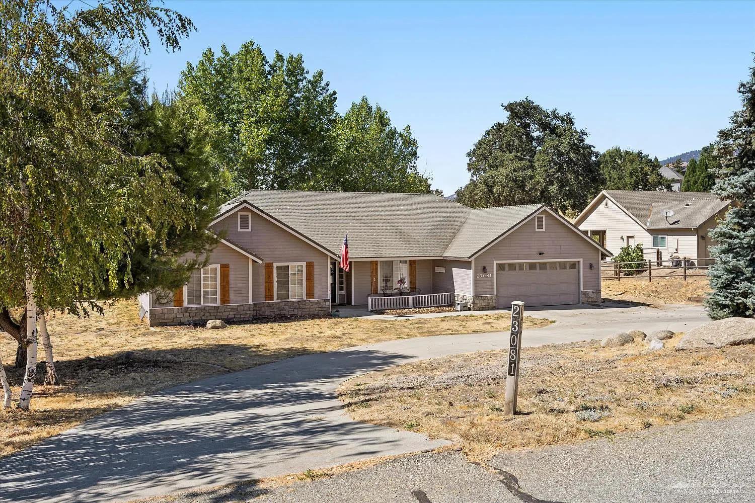 23081 Lakeview Dr photo 1