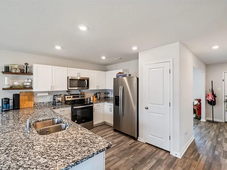 2224 Cedar Valley Dr — Photo 3