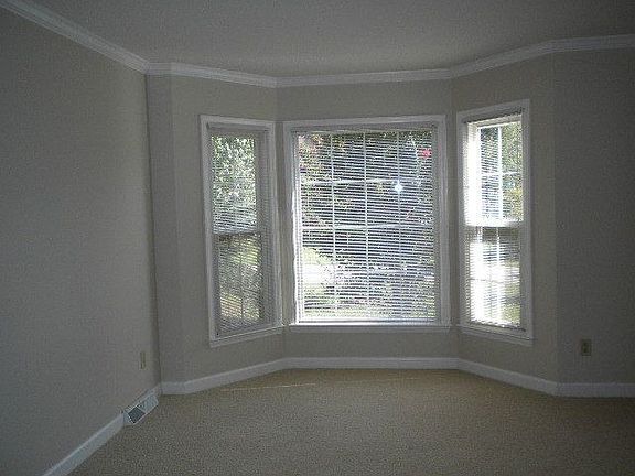 LARGE LR WITH BAY WINDOW