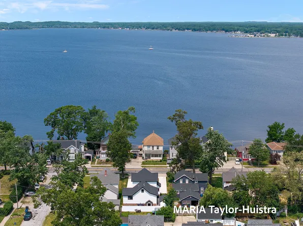 1423 Lakeshore Dr, Muskegon, MI 49441