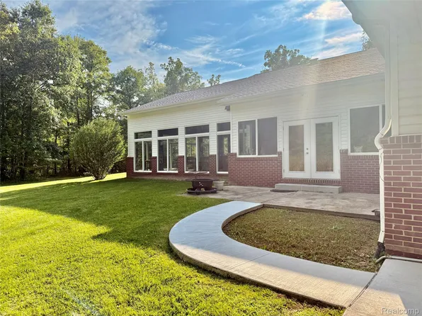 1621 Preservation Ln, Saint Clair, MI 48079