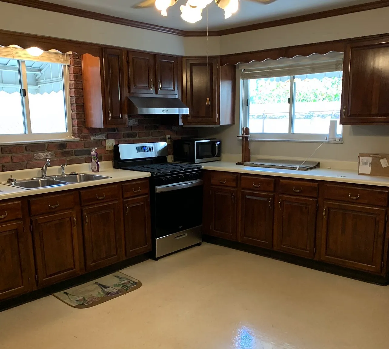 4 bed, 2160 sqft, $2,400 — Photo 2