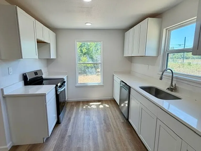 924 Hubert St — Photo 4