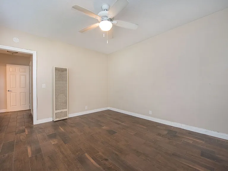 12511 Columbia Way — Photo 2