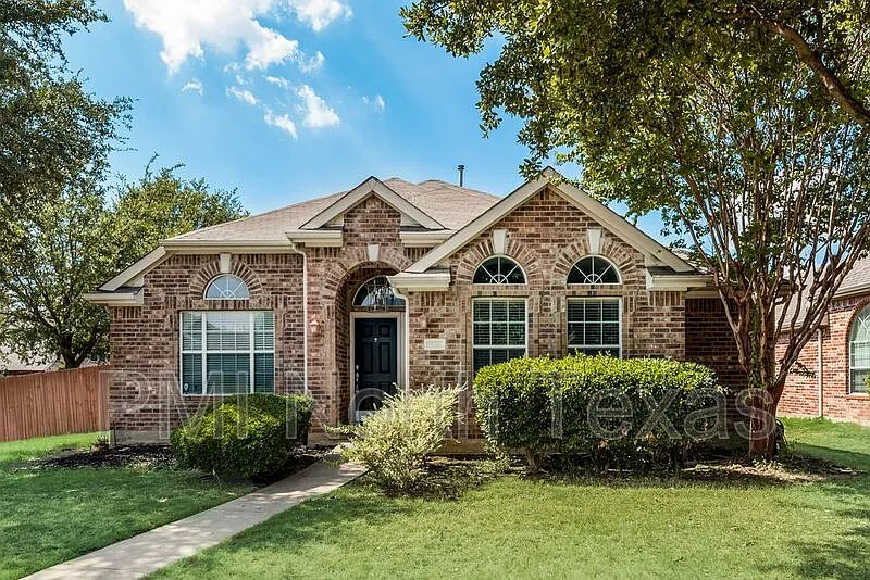 3 bed, 2.0 bath, 1808 sqft, $2,350 — Photo 2