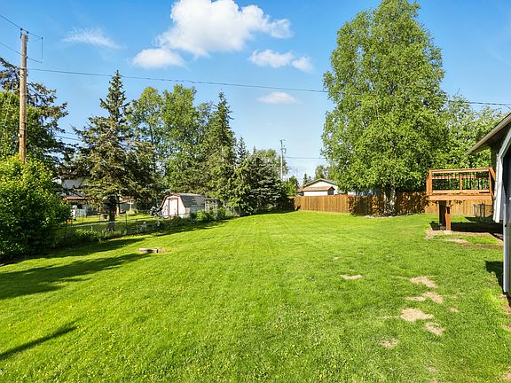 Huge fenced yard