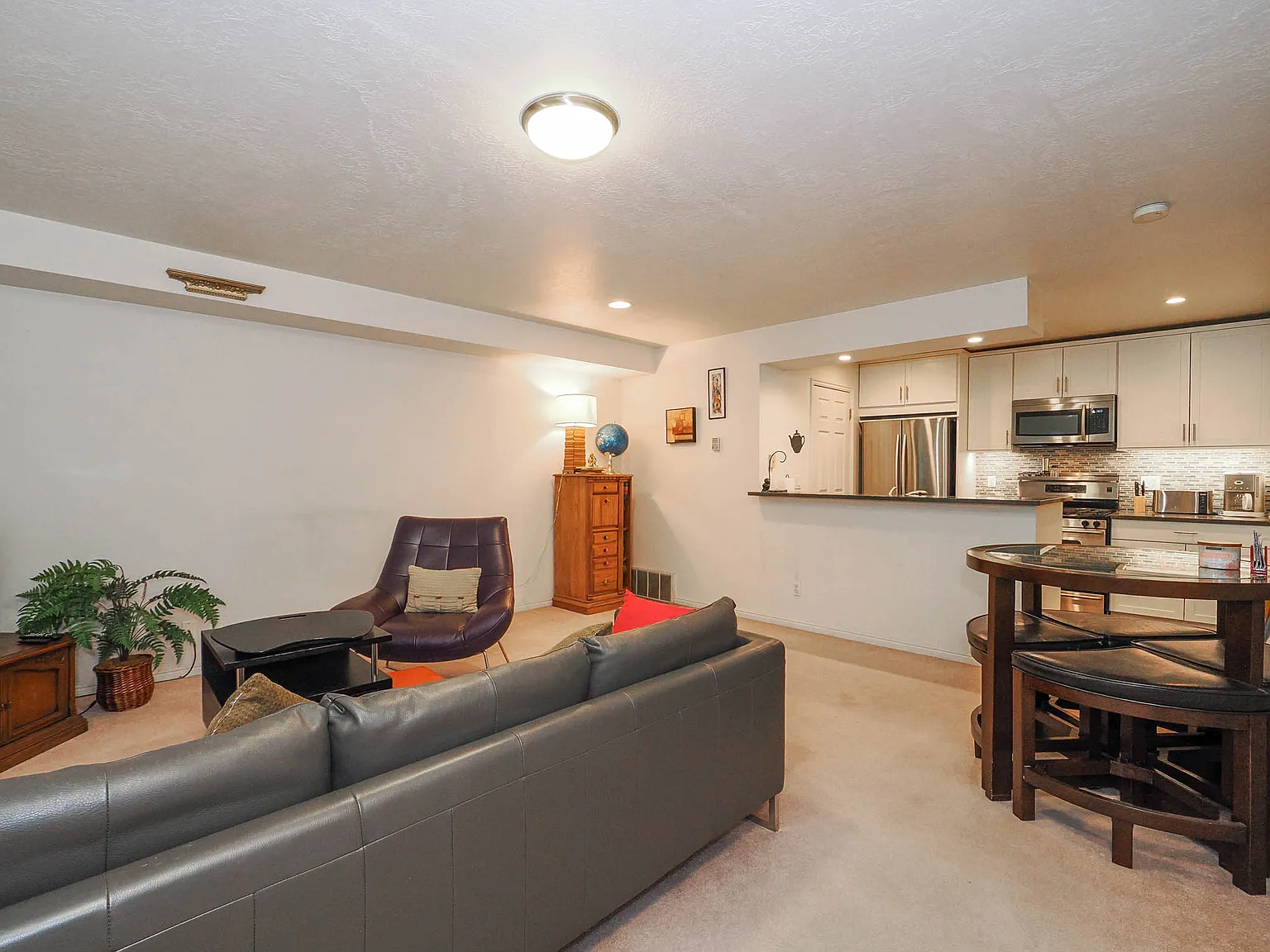 2 bed, 2.5 bath, 1300 sqft, $3,149 — Photo 2