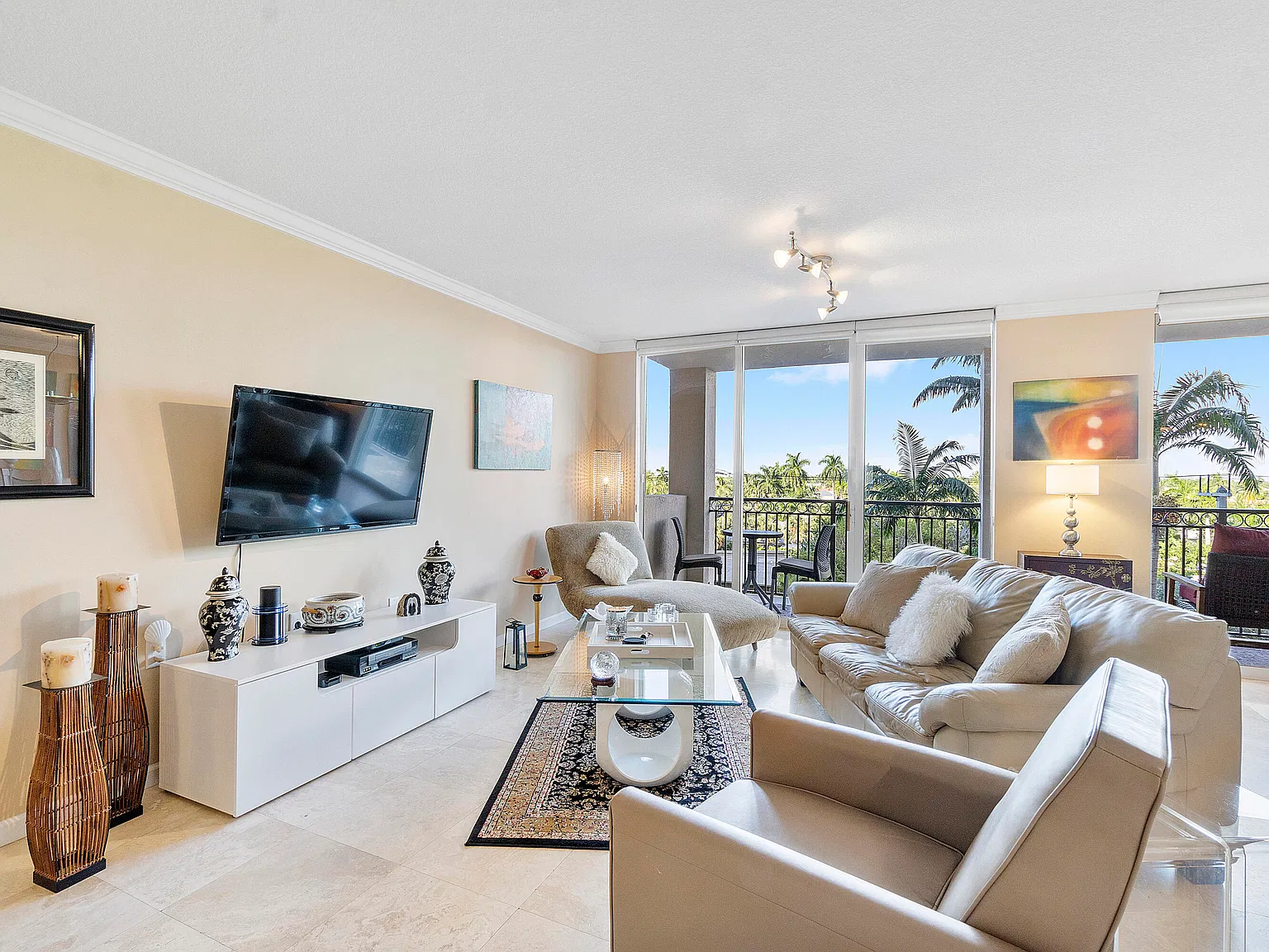 Vue Condominium — Photo 4