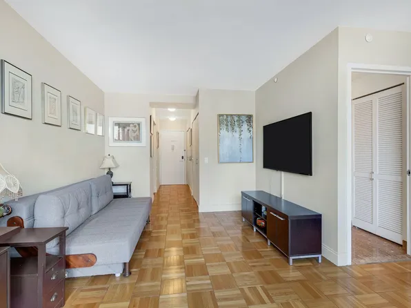215 East 96th Street 25K image 3 of 15
