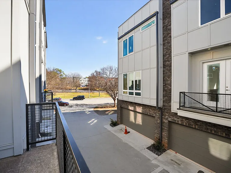 241 Maynard Ter SE — Photo 31