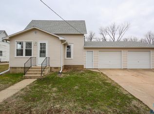 912 E 3rd St, Canton, SD 57013