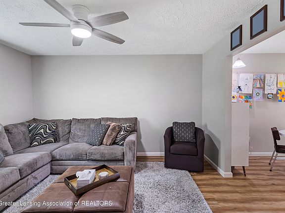 5th image of 824 W Amesbury Dr