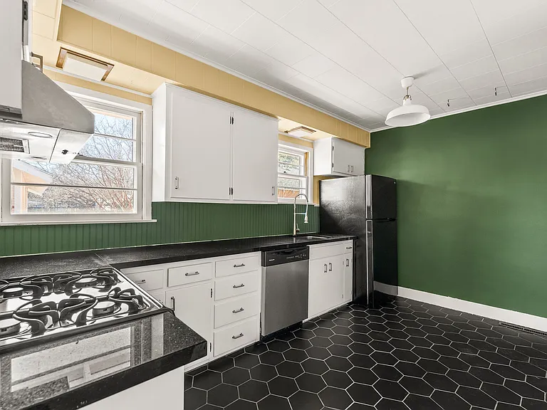 523 E Delmar St — Photo 6