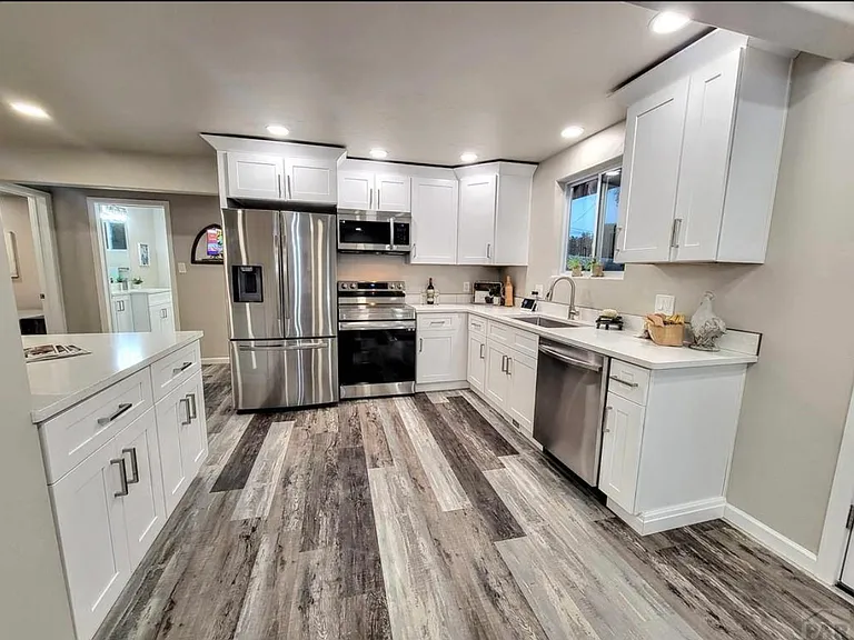 Aqua Ave — Photo 9