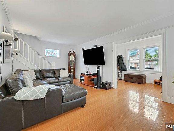 4th image of 218 Elder Ave