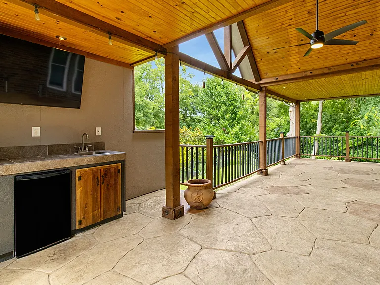 202 Stone Hollow Ct — Photo 6