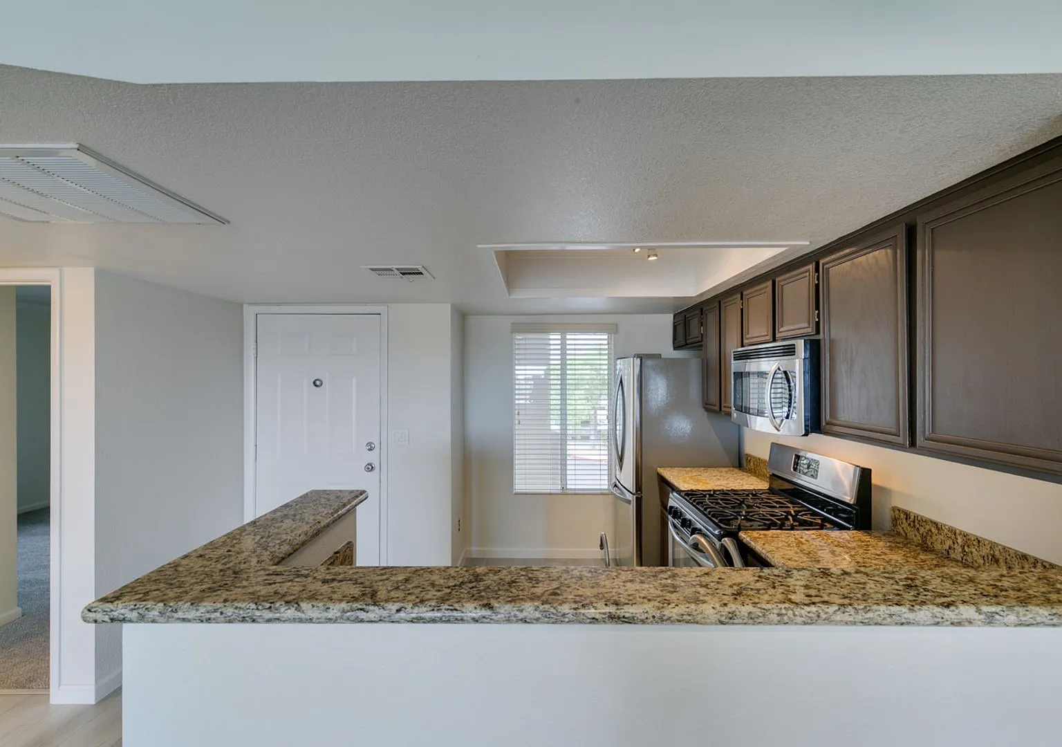 Gorgeous 2 Bedrooms Unit*Upgraded*Tons Of Community Amenities*Gate Community* — Photo 4