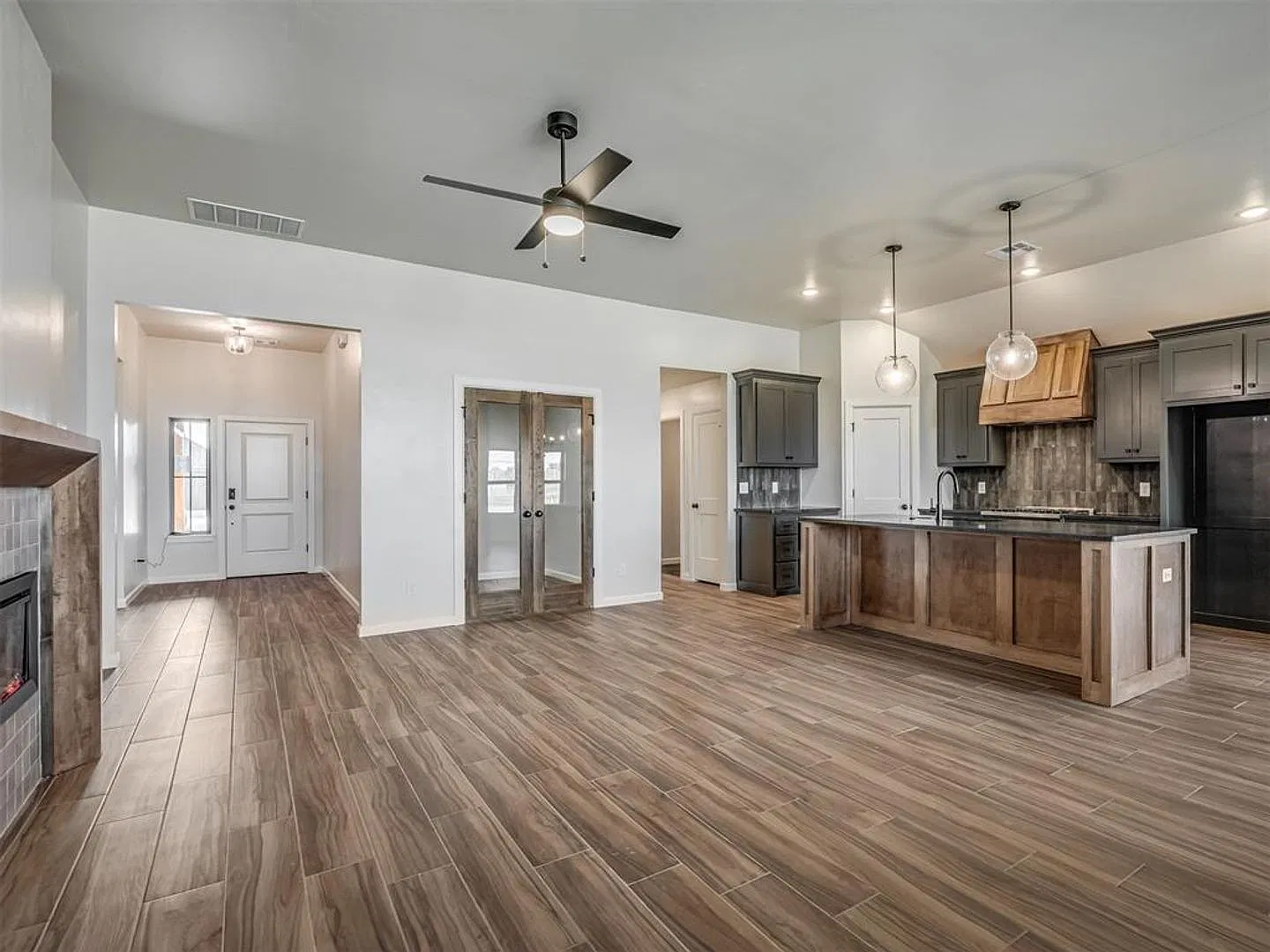 Brand New Home In Mustang! — Photo 2