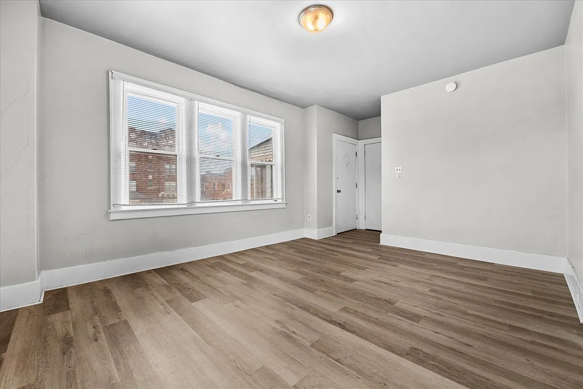 3 bed, 1200 sqft, $1,300 — Photo 3