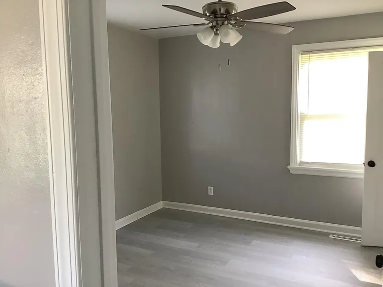 719 Lanier Cres — Photo 8