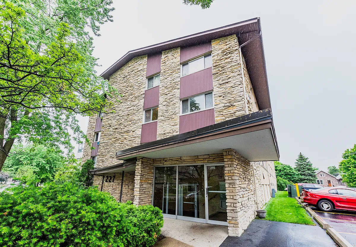 Building Photo - 227 Des Plaines