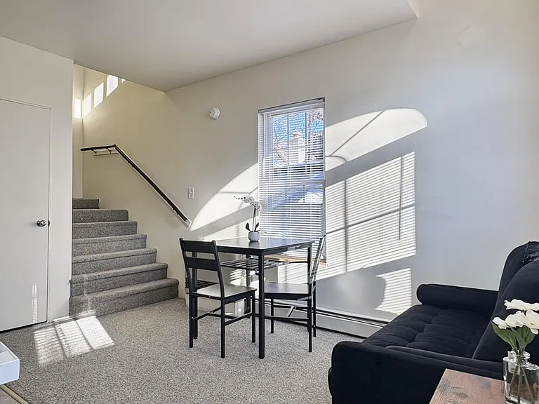 171 Oak St #1R — Photo 4