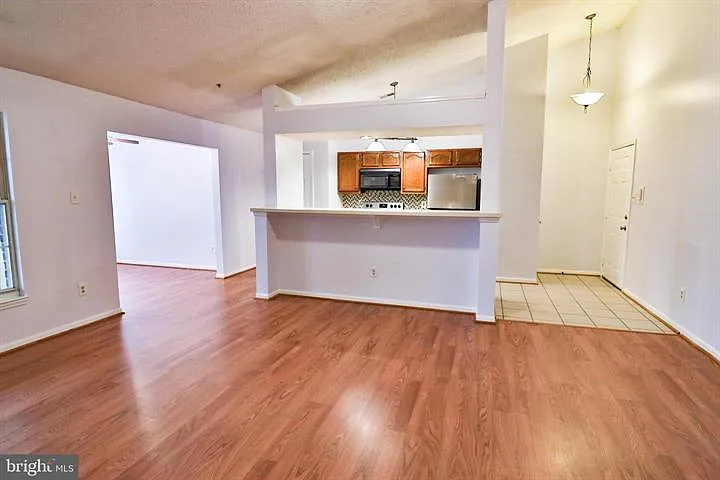 2 bed, 1073 sqft, $2,095 — Photo 4