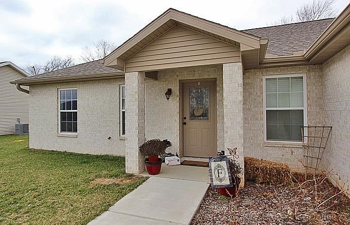 1st image of 807 Hillcrest Dr