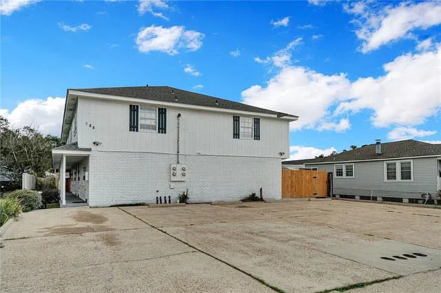 2 bed, 1.5 bath, 988 sqft, $1,675 — Photo 2