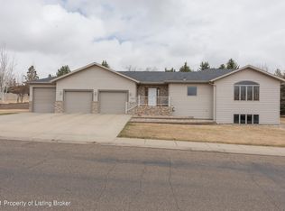 1420 4th Ave E, Dickinson, ND 58601