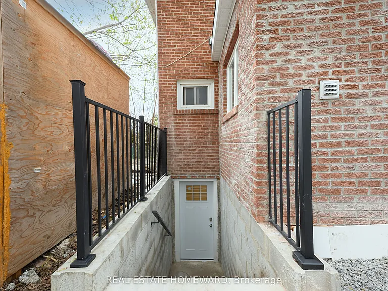 114 Old Sheppard Ave #LOWER — Photo 2