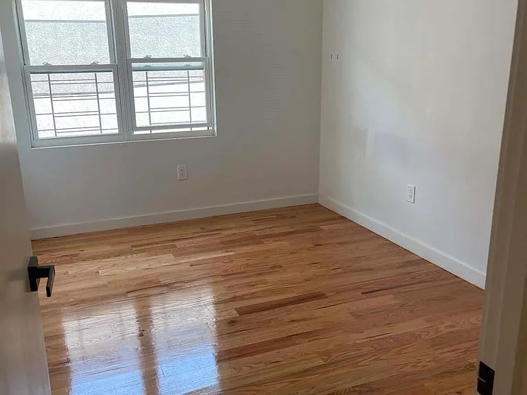 10816 Pinegrove St — Photo 2