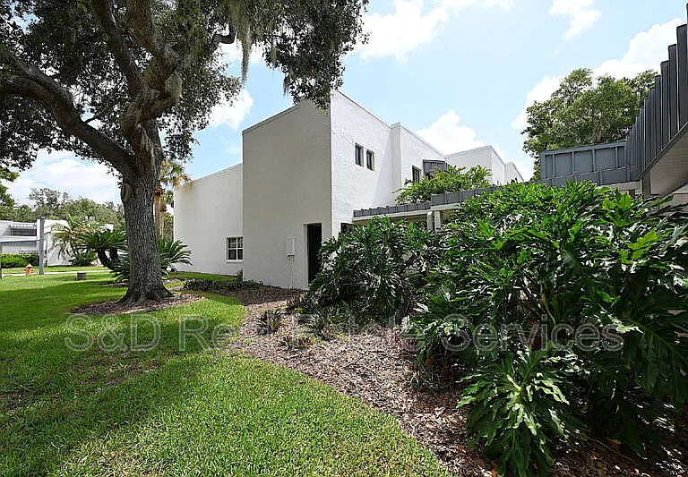 1808 Village Ct — Photo 2