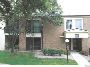 18403 University Park Dr, Livonia, MI 48152