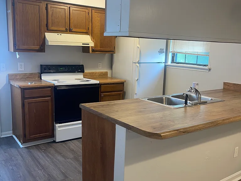 1320 Burgess Dr #1320 — Photo 7