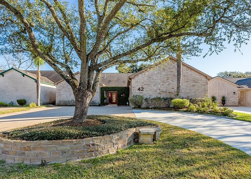 1st image of 42 Crestwood Cir