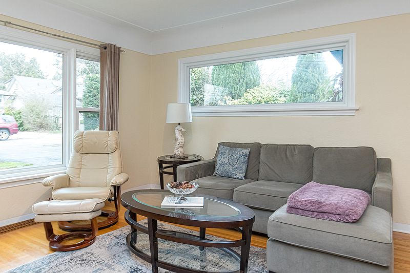 Saanich House for rent - 3 Bedrooms — photo 4