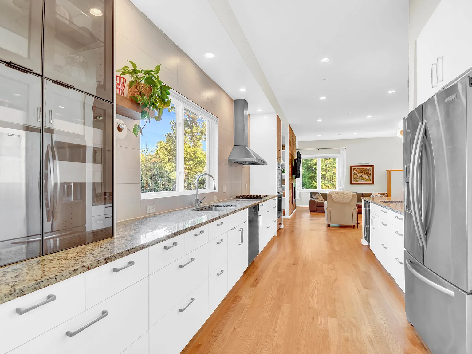 6 bed, 4046 sqft, $7,000 — Photo 3