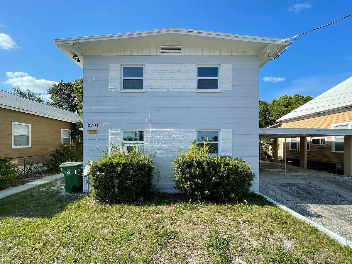Building Photo - 2704 E Columbus Dr