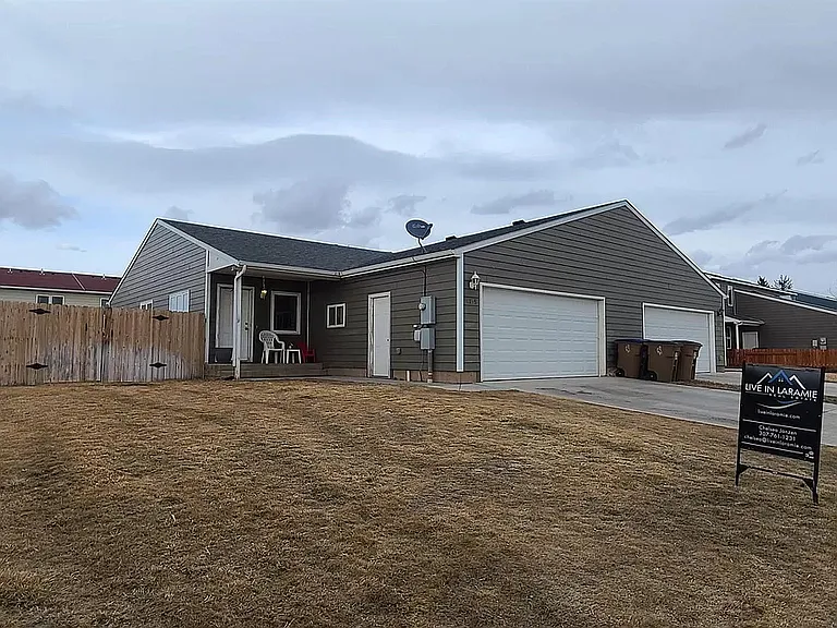 1135 Boswell Dr — Photo 1