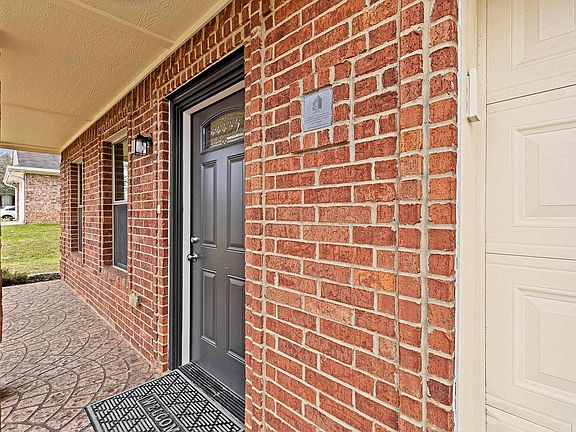 5th image of 553 Princess Pl